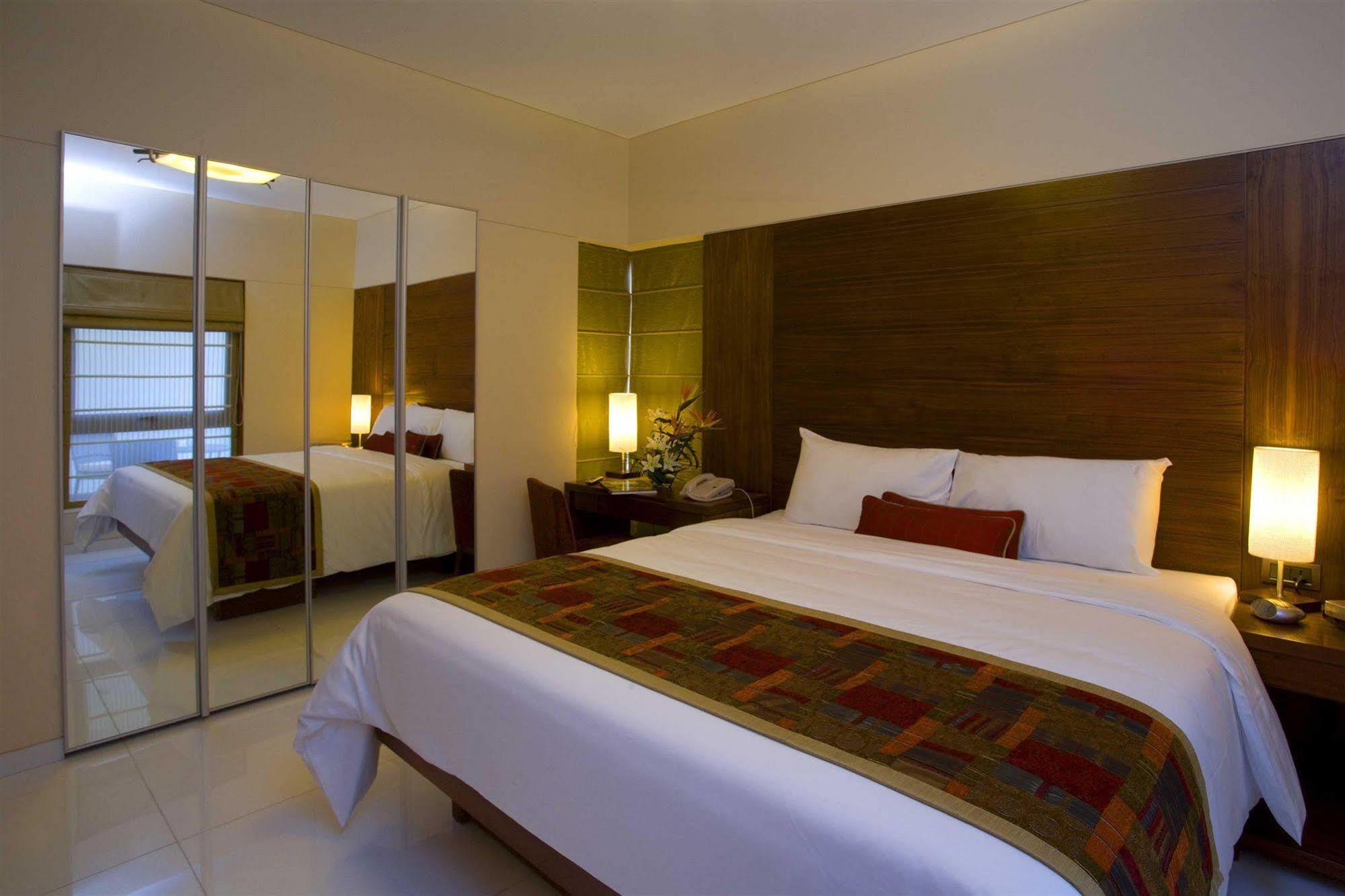 Oakwood Residence Naylor Road Pune Esterno foto