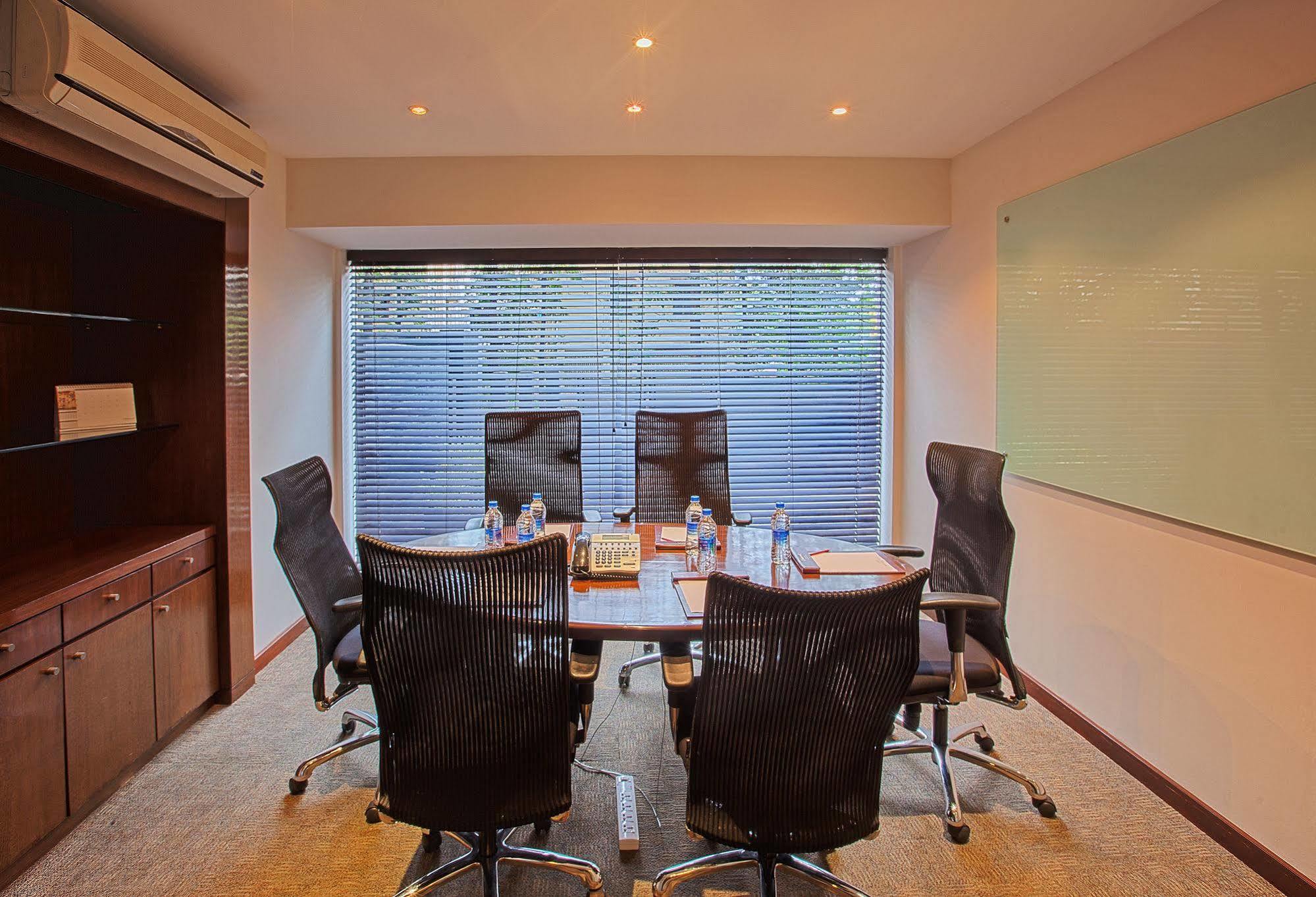 Oakwood Residence Naylor Road Pune Esterno foto