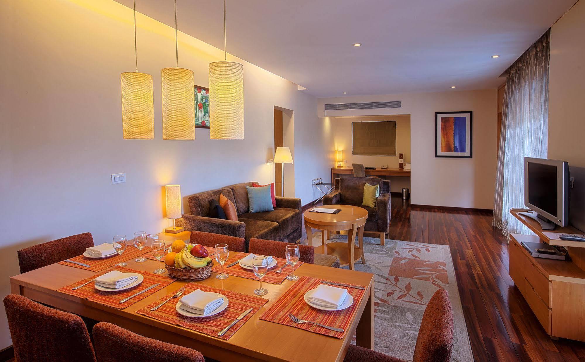Oakwood Residence Naylor Road Pune Esterno foto