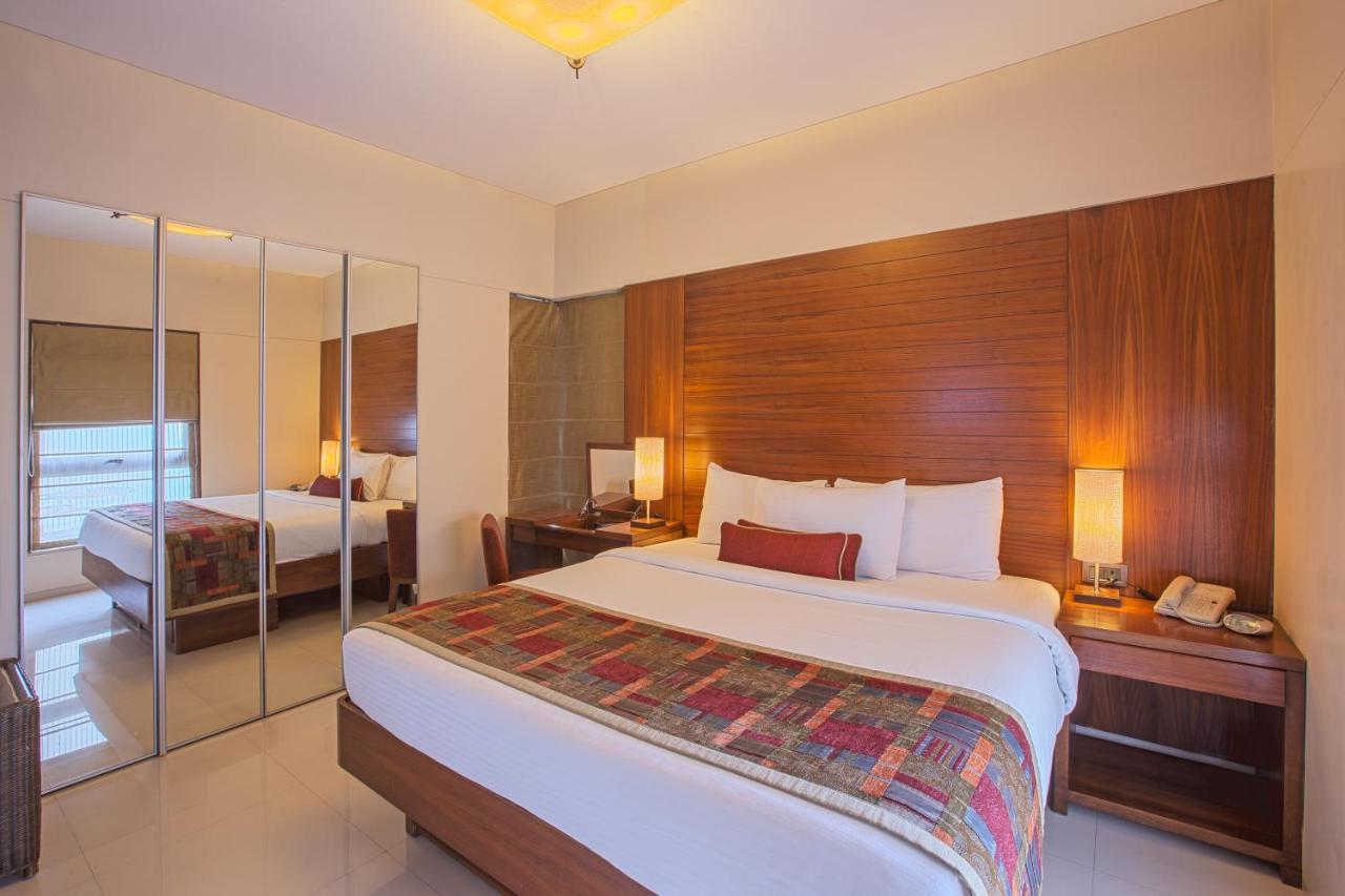 Oakwood Residence Naylor Road Pune Esterno foto